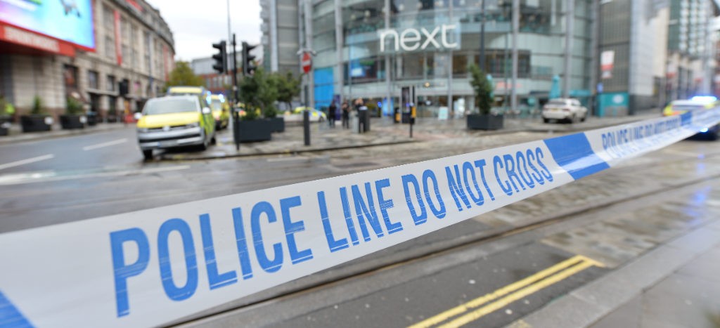 Hombre armado con cuchillo hiere a cinco personas en centro comercial en Manchester