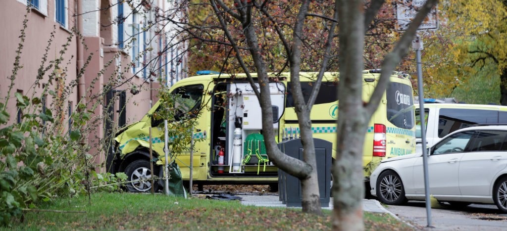 Hombre armado roba ambulancia y atropella a peatones en Oslo | Videos