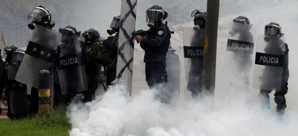 Hondureños exigen renuncia del presidente Hernández; policía les lanza gases lacrimógenos