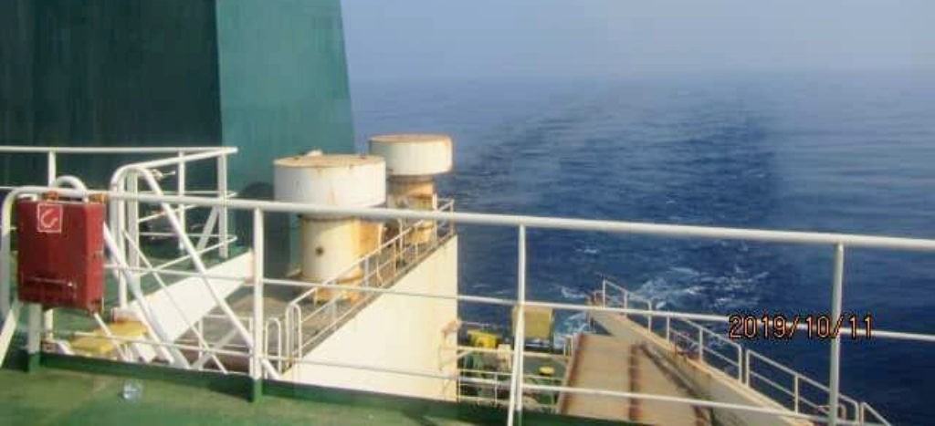 Irán denuncia ataque con misiles a buque petrolero; suben precios del petróleo