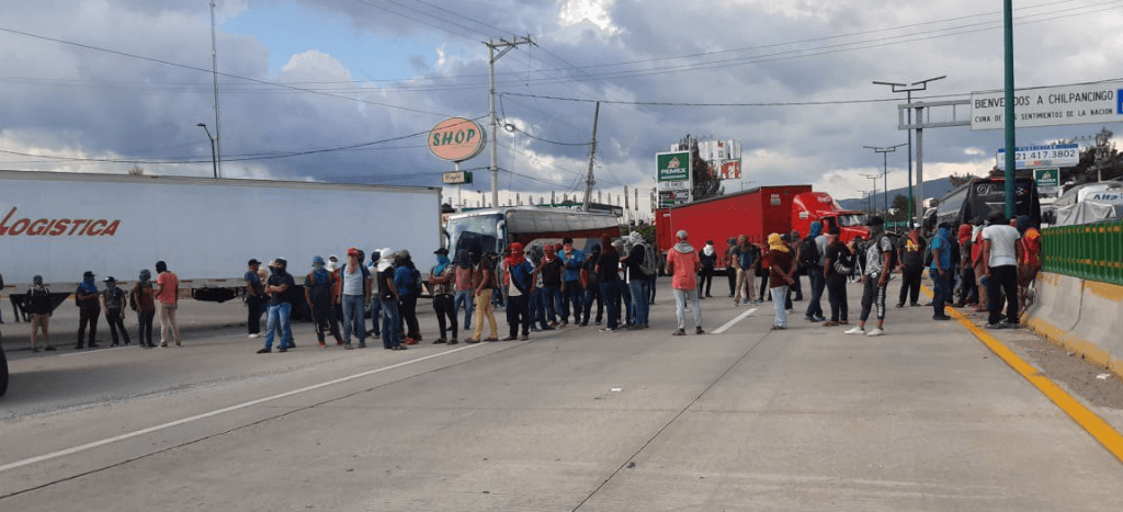 Normalistas de Ayotzinapa bloquean autopista del Sol