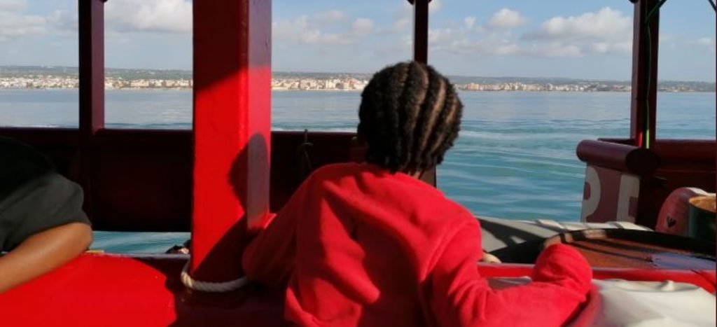 Ocean Viking atraca en puerto italiano con 104 inmigrantes