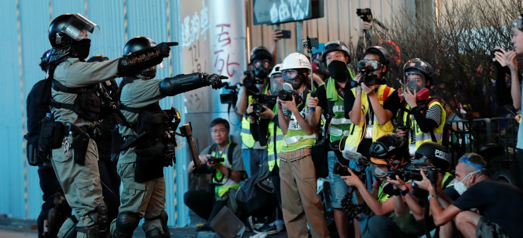 Periodistas de Hong Kong protestan por maltrato policial