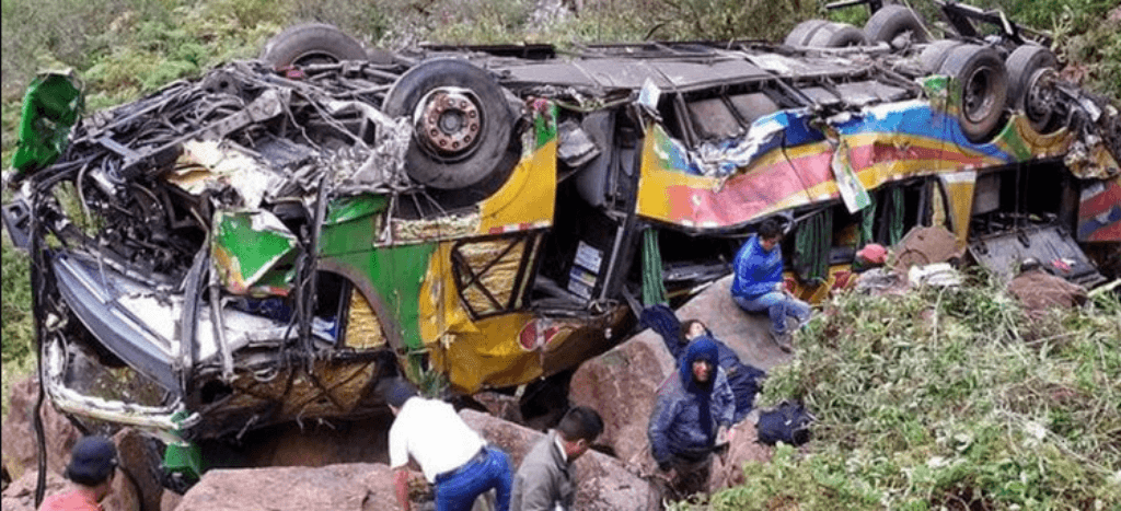 Perú: al menos 23 muertos tras caer un autobús a un barranco | Video