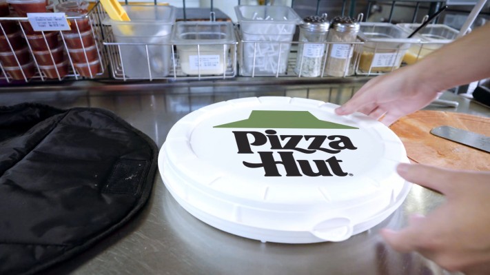 Pizza Hut está probando las cajas redondas compostables de Zume