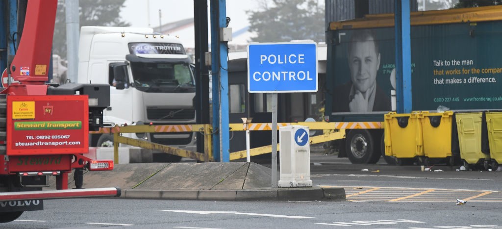 Policía británica detiene a dos más por hallazgo de 39 cadáveres en Reino Unido
