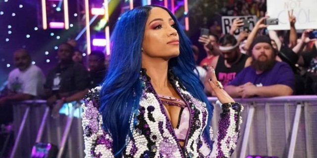 Sasha Banks sacó oficialmente de WWE Raw Match, Becky Lynch vs. Charlotte Flair confirmada