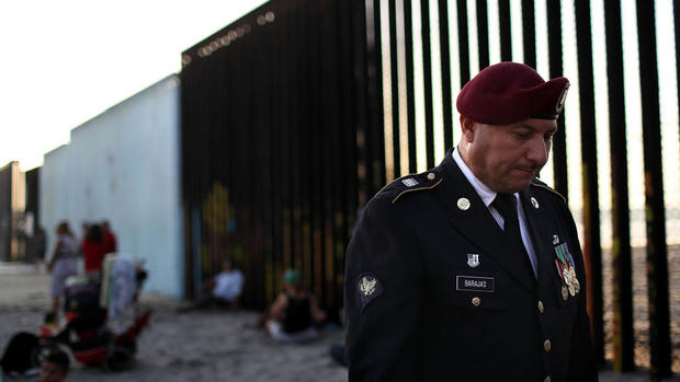 Primer veterano deportado: es mexicano y regresó a EEUU para quedarse