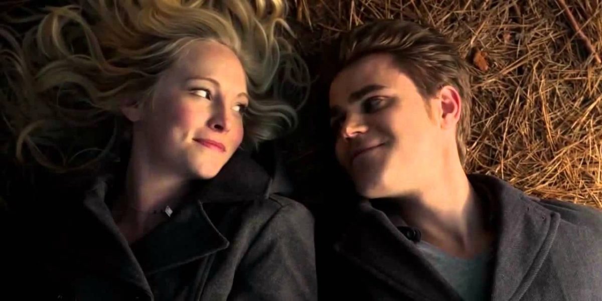 The Vampire Diaries: 5 razones por las que Stefan fue un mejor interés romántico para Caroline (y 5 por qué fue Klaus)