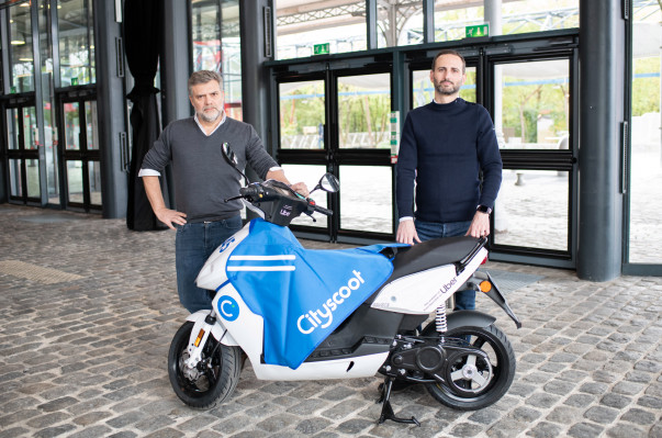 Uber integra el servicio de ciclomotores eléctricos Cityscoot en París