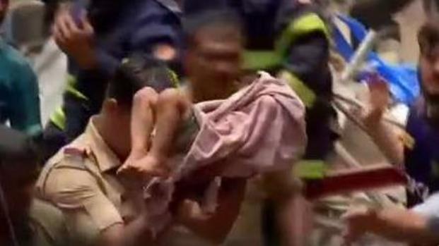 En video: dramático rescate de un niño entre los escombros