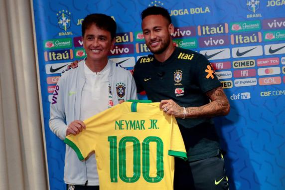 Bebeto y Neymar, con la zamarra conmemorativa (WALLACE WOON / EFE)