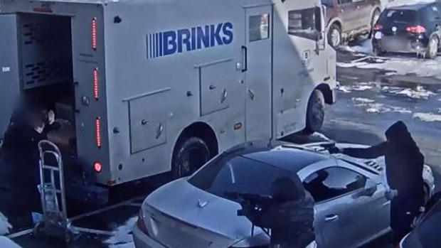 En video: el audaz asalto de un camión blindado lleno de dinero