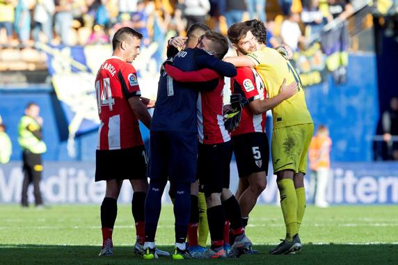 Los jugadores del Athletic se saludan con los del Villarreal al término del choque de domingo