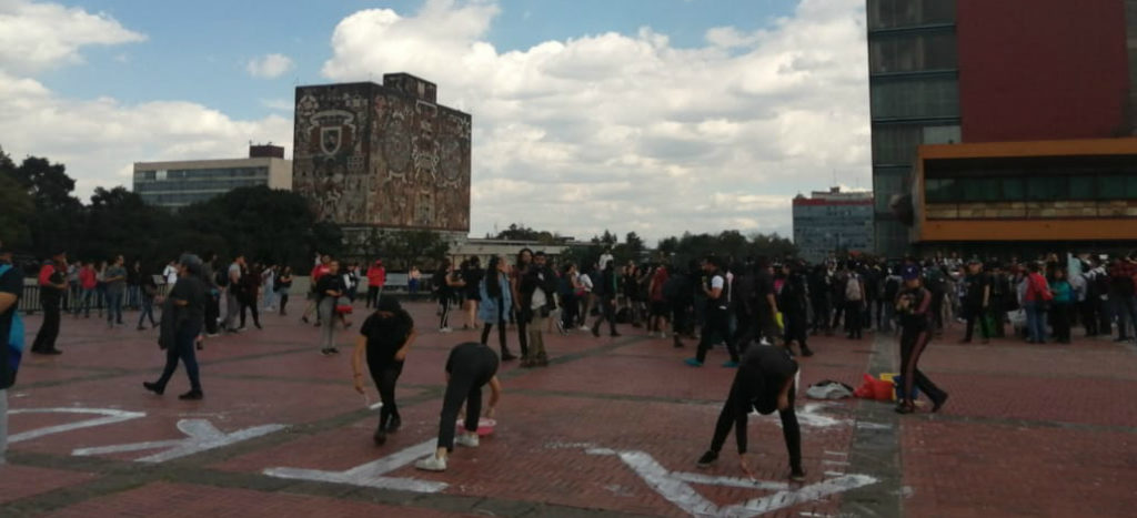 Protestan en CU contra acoso; UNAM pide manifestarse en paz | Videos