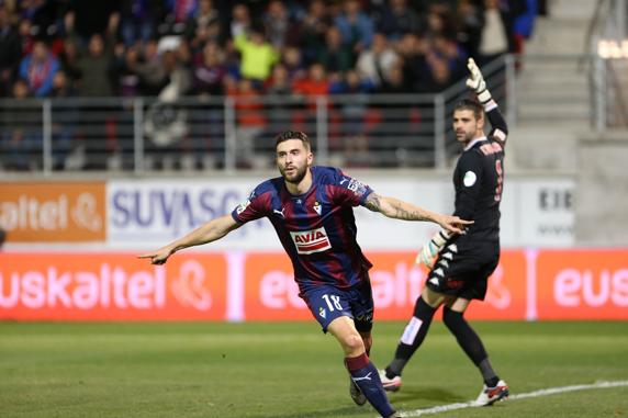 Borja Bastón celebra un gol con el Eibar