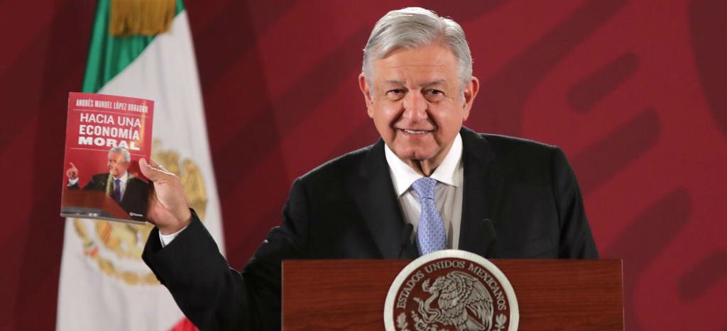 AMLO presume su nuevo libro ‘Hacia una economía moral’