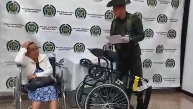 Detienen a anciana por supuestamente traficar cocaína en silla de ruedas