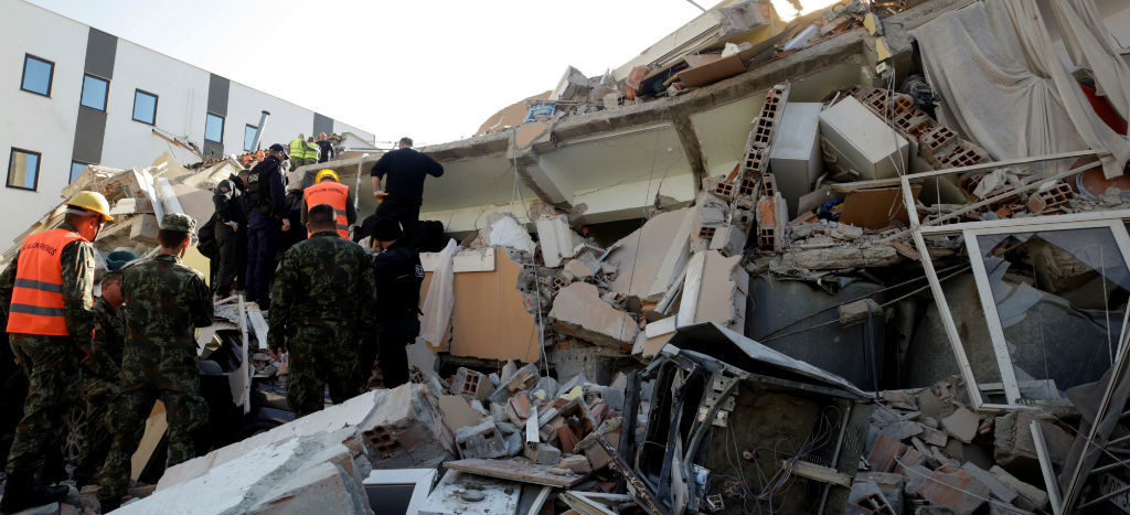 Al menos 13 muertos y cientos de heridos tras sismo de 6,4 de magnitud en Albania | Video