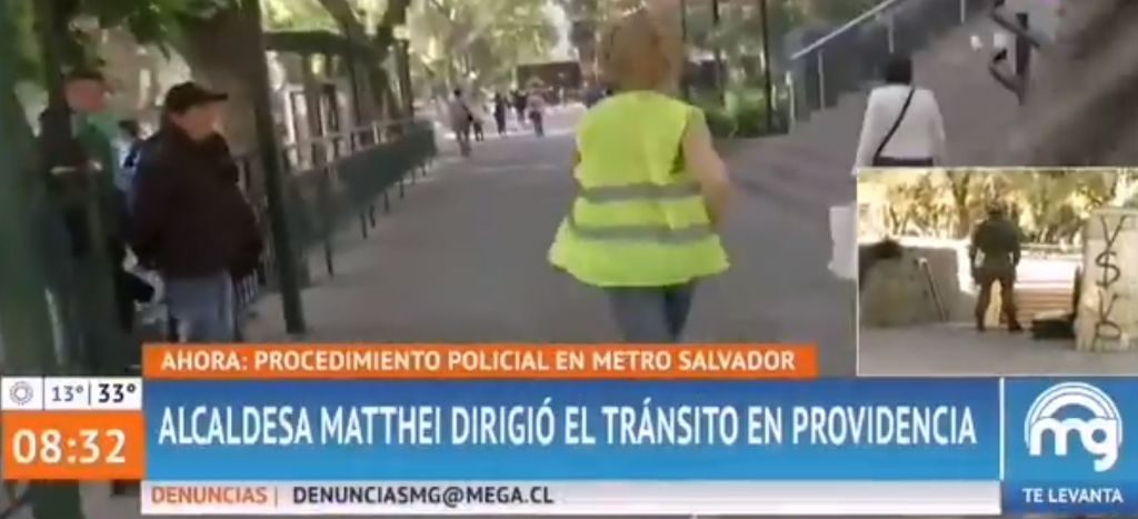 Alcaldesa chilena sale a dirigir tránsito y así corre ante preguntas de la prensa