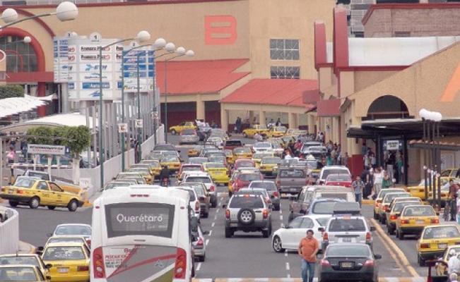 Balean a una mujer  y roban su auto en la Terminal de Autobuses de Querétaro, se debate la vida y la muerte