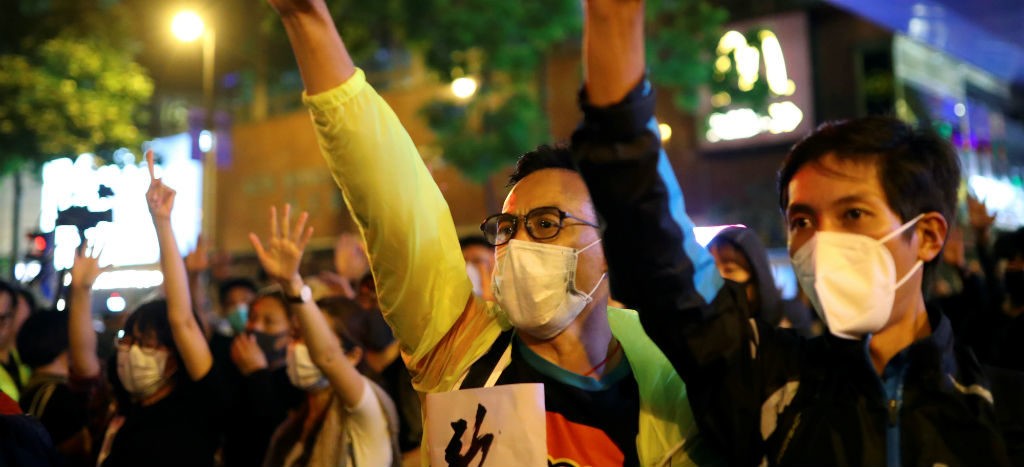Bloque democrático arrasa en las elecciones de Hong Kong; Lam admite resultados