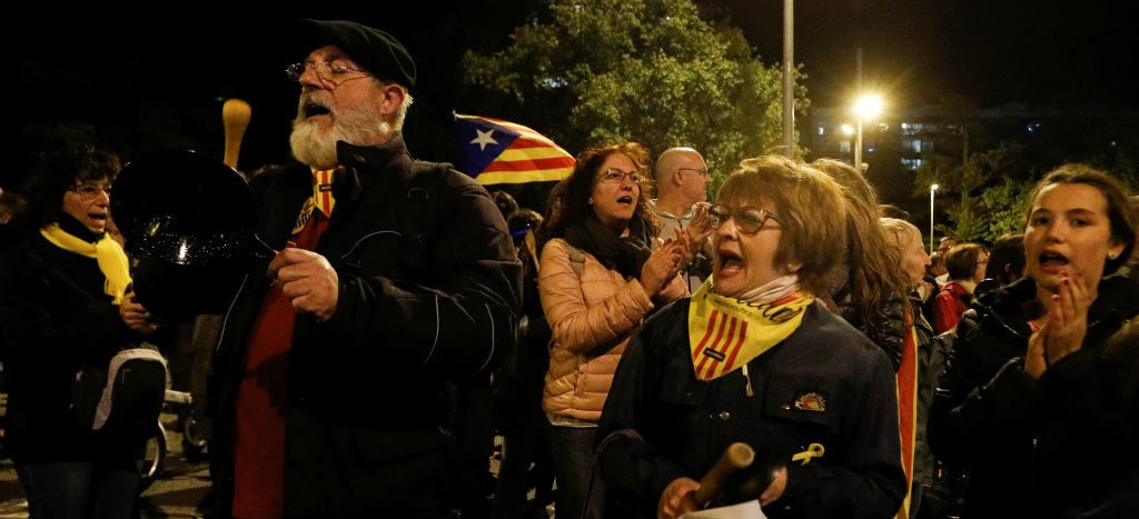 Cataluña recibe con cacerolazos a los reyes y a la princesa de España | Video