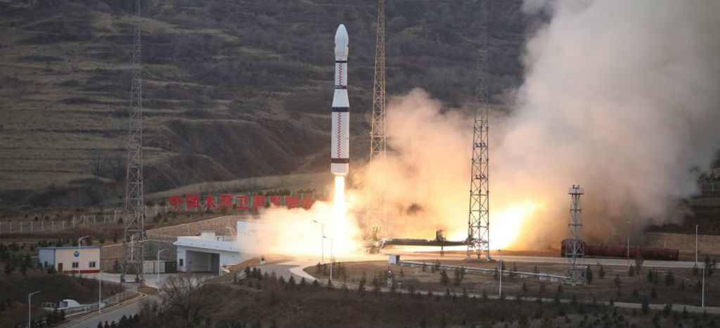 China lanza cinco satélites al espacio en un solo cohete