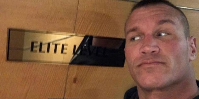 Cody y Brandi Rhodes se dirigen a Randy Orton burlándose de saltar a AEW durante sus negociaciones de contrato de la WWE