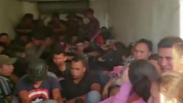 Rescatan a 62 migrantes que viajaban en camión a punto de asfixiarse