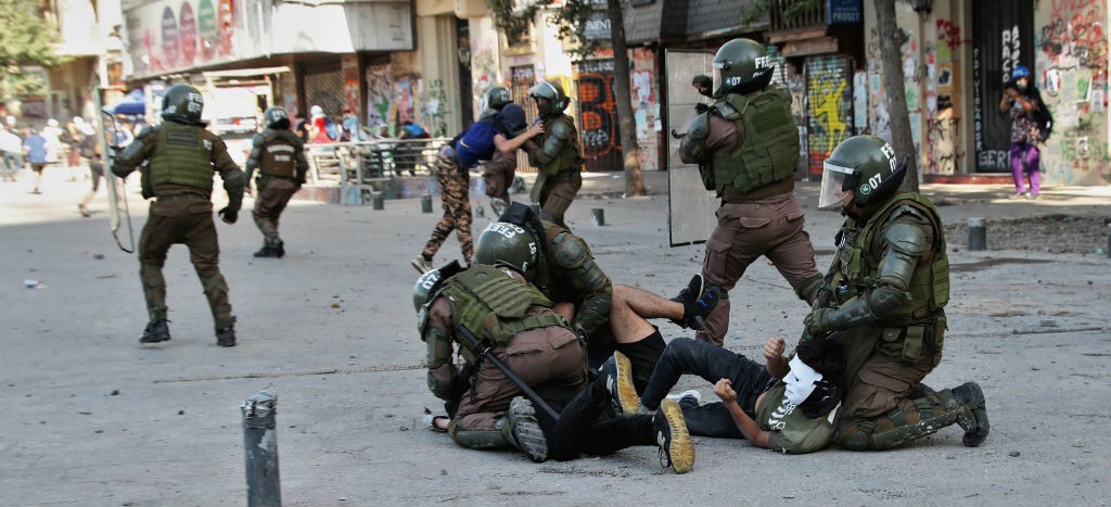 Disparando “a diestra y siniestra”, Carabineros reprimen brutalmente protestas pacíficas y violentas: Vivanco 