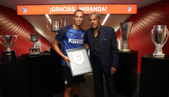 Joao Miranda recibió una placa del Atlético de Madrid cuando visitó el Metropolitano.