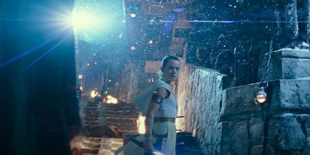 El surgimiento de la imagen de Skywalker presenta a Rey con un sable de luz