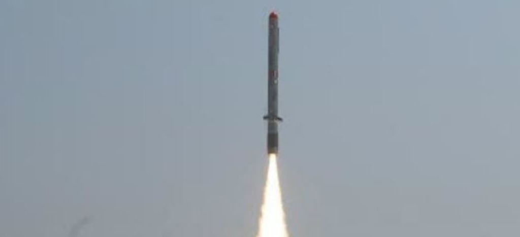India lanza con éxito dos misiles con capacidad nuclear