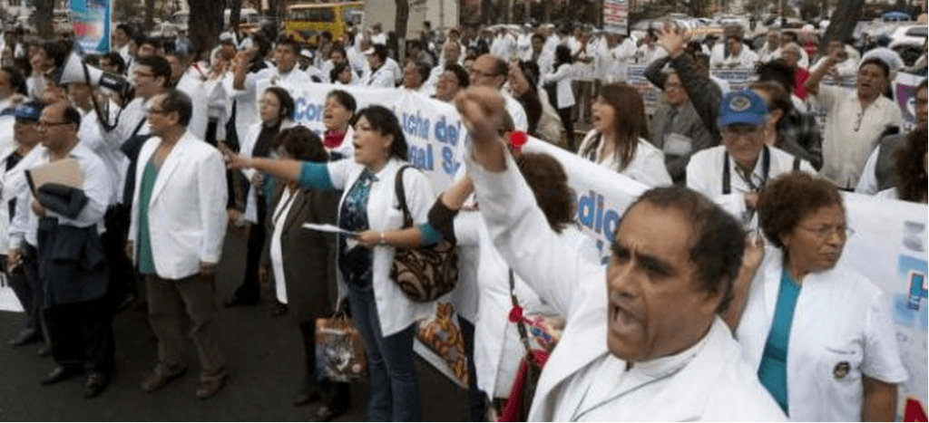 Inician médicos peruanos paro de 48 horas por presupuesto