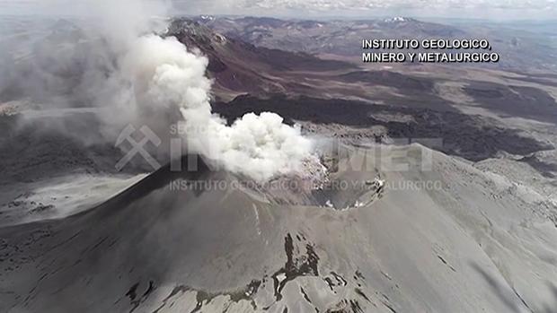 [TLMD - LV] Explota volcán en Perú y lanza columna de humo