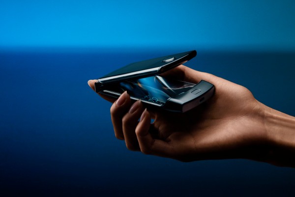 Motorola regresa al futuro con un reinicio Razr plegable