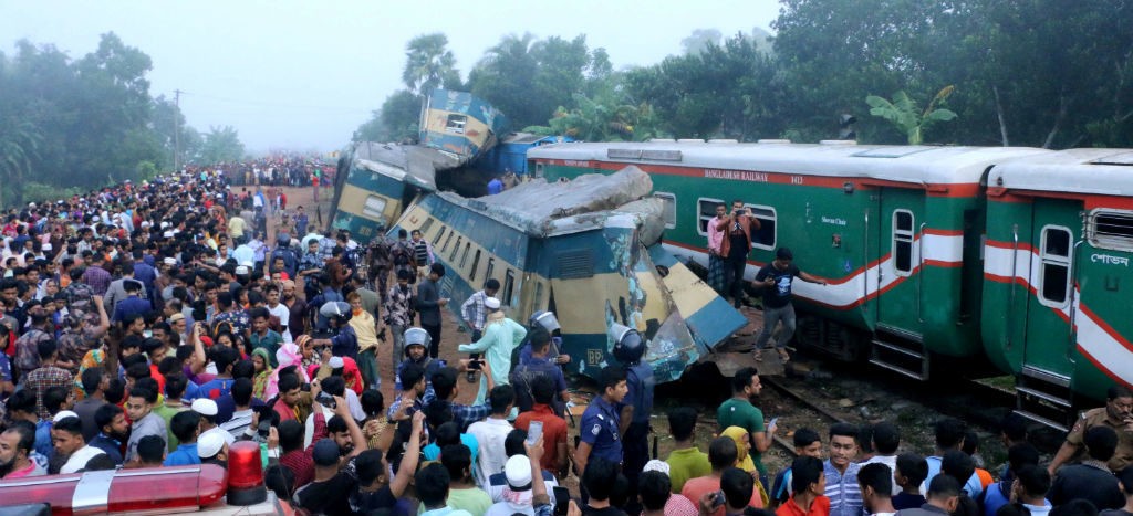Mueren 16 personas y 100 más resultan heridas tras choque de trenes en Bangladesh | Video