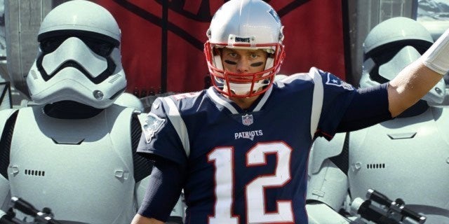 New England Patriots QB Tom Brady abraza el lado oscuro para el disfraz de Halloween de Star Wars