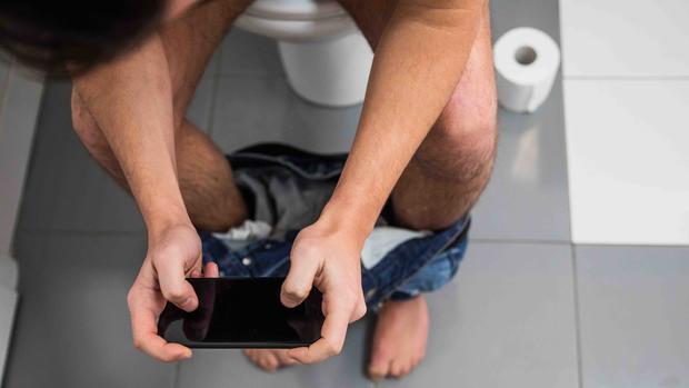 [TLMD - MIA] Los peligros de ir al baño y utilizar el teléfono celular