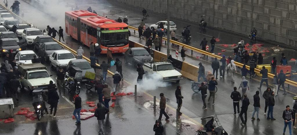 Protestas en Irán tras un incremento en el precio de la gasolina | Video