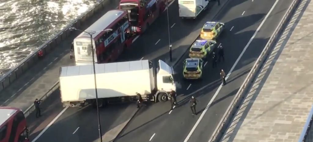 Reportan tiroteo en el puente de Londres