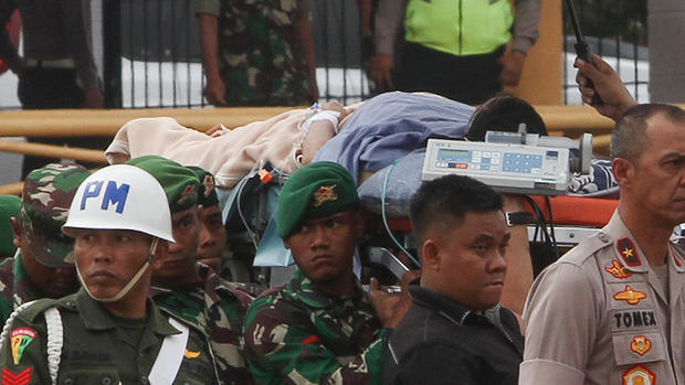 En video: le clavan cuchillazos a un ministro en Indonesia