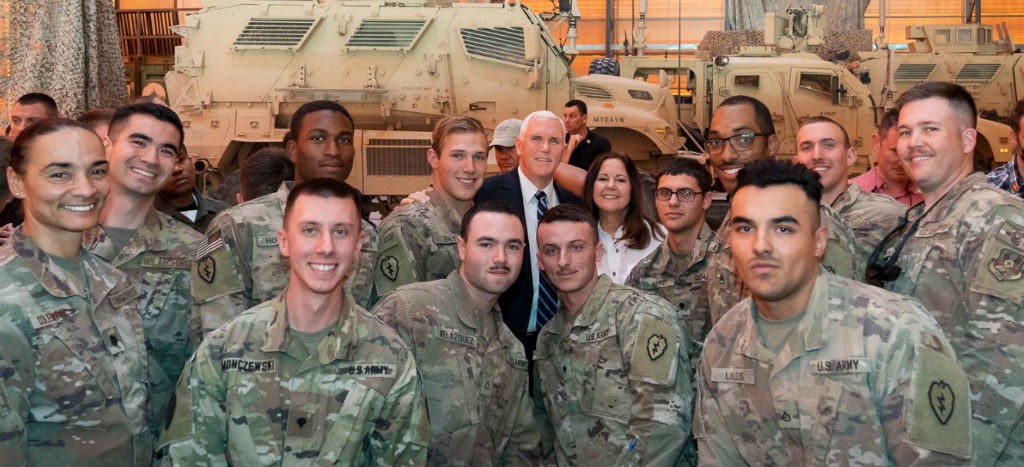 “Feliz Día de Acción de gracias”: Mike Pence en visita no anunciada a Irak
