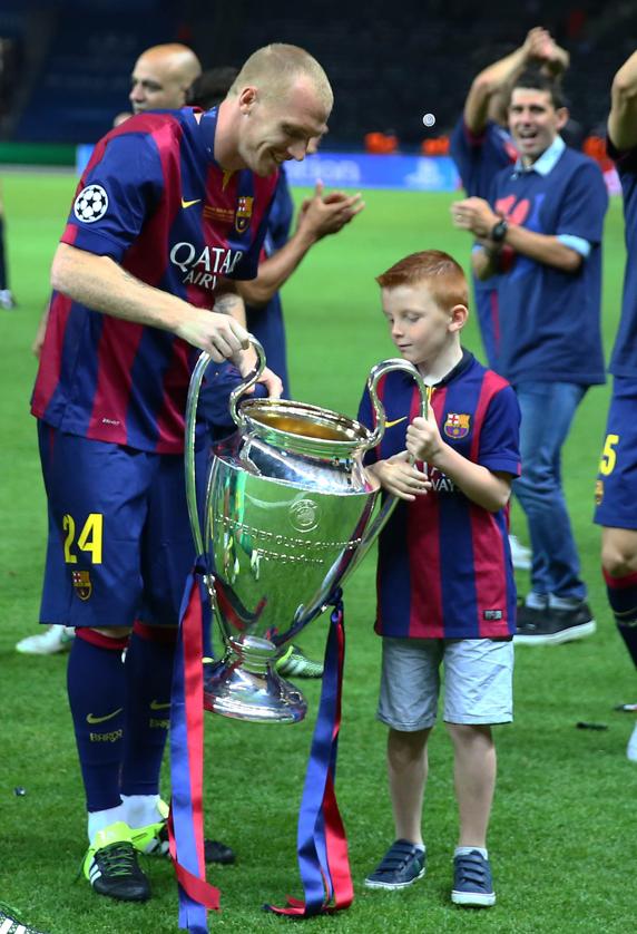 Mathieu celebra con su hijo la consecución de la Champions (MD)