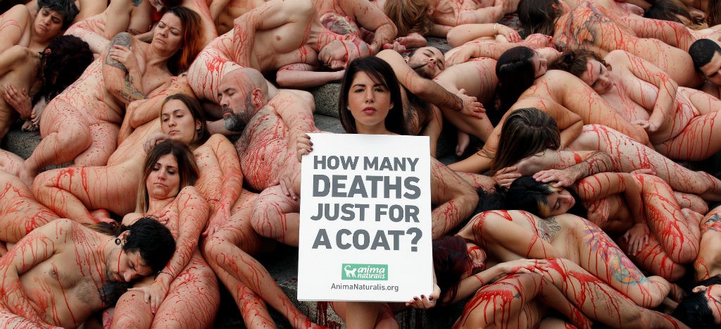 Protestan desnudos contra el uso de pieles de animales | Video y fotos