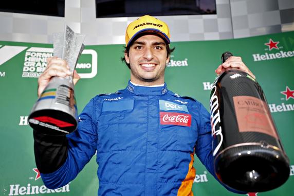 Sainz, en el podio de Brasil