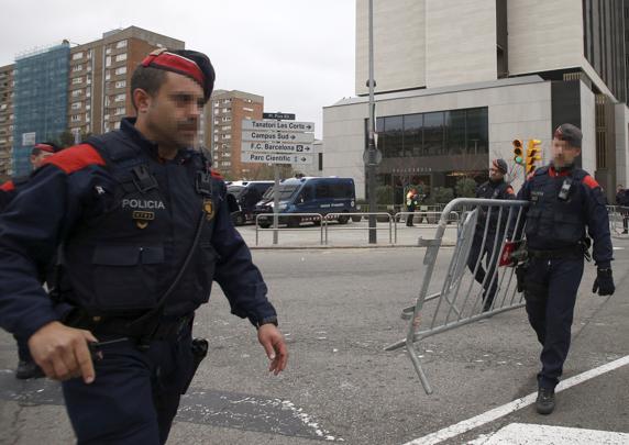 Mossos d'Esquadra cortan la calle ante el hotel Sofía de Barcelona