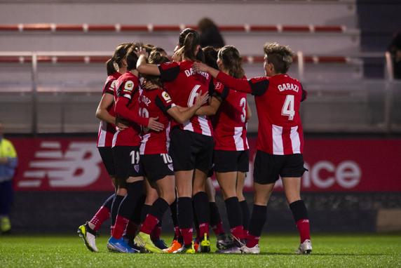 Las jugadoras del Athletic celebran un gol frente al EDF Logroño. FOTO: Juan Echeverría