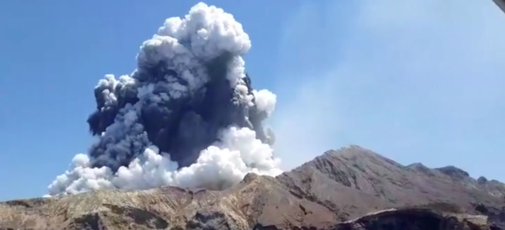 Al menos 5 muertos y varios desaparecidos tras la erupción del volcán Whakaari en Nueva Zelanda | Video